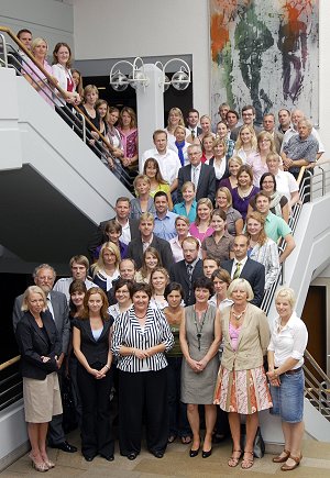 67 neue Lehrkräfte, die im neuen Schuljahr den Dienst an den Schulen im Soester Kreisgebiet aufnehmen, erhielten am Montag, 10. August 2009, im Kreishaus ihre Urkunden bzw. Arbeitsverträge. 67 neue Lehrkräfte, die im neuen Schuljahr den Dienst an den Schulen im Soester Kreisgebiet aufnehmen, erhielten am Montag, 10. August 2009, im Kreishaus ihre Urkunden bzw. Arbeitsverträge.