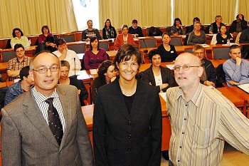 Gesundheitsamtschef Dr. Frank Renken, Hygienereferentin Britta König und Hygienekontrolleur Dietmar Fleske (v. l.) informierten die Teilnehmerinnen und Teilneherm der Fortbildungsveranstaltung im Kreishaus zur fachgerechten Reinigung in Altenpflegeeinrichtungen. Gesundheitsamtschef Dr. Frank Renken, Hygienereferentin Britta König und Hygienekontrolleur Dietmar Fleske (v. l.) informierten die Teilnehmerinnen und Teilneherm der Fortbildungsveranstaltung im Kreishaus zur fachgerechten Reinigung in Altenpflegeeinrichtungen.