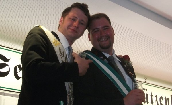 Neuer Kronkönig wurde Kai Roberts (re.) Glückwünsche erhielt er von seinem Vorgänger Sebastian Heumann. Foto: Laame
