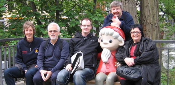 Als Abschluss eines intensiven Kongresstages nahmen die Notfallseelsorger an einer historischen Stadtführung teil. Dabei statteten (v.l.) Heike Gösmann, Georg Heidebauer, Michael Nagelmeier, Franz-Josef Wigge und Birgit Ahle auch dem Erfurter Sandmännchen einen Besuch ab.