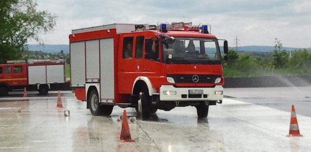 Die Freiwillige Feuerwehr der Stadt Geseke hat mit zwölf Teilnehmen aus den verschiedenen Standorten der Feuerwehr Geseke an diesem Fahrsicherheitstraining, spezialisiert für die Fahrten mit Einsatzfahrzeugen auf der Übungsanlage in Rüthen teilgenommen. Foto: Heiermann