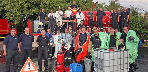 Nach der anspruchsvollen praktischen Prüfung, für die unter anderem die Gefahrstoff-Übungsanlage der Feuerwehr Werl zur Verfügung stand, zeigten sich die Feuerwehrfrau und die Feuerwehrmänner sowie das Ausbilderteam zufrieden über die gemeisterten Aufgaben und die erbrachten Leistungen.