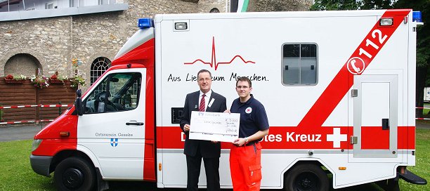 Das DRK Geseke freut sich über einen Scheck in Höhe von 3.000 Euro. Foto: Meyer
