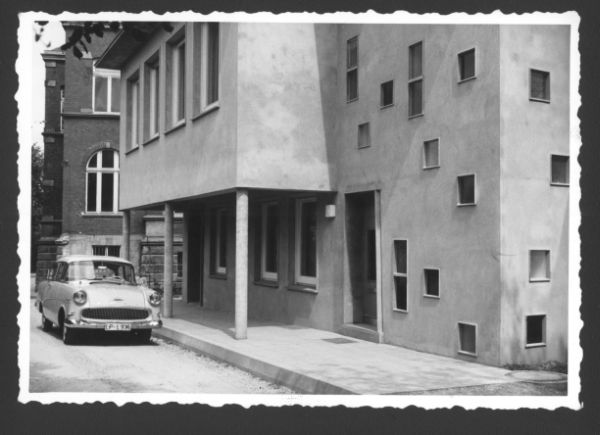 Als Meilenstein in der Entwicklung von Hermann Grönes Verständnis der Architektur kann man den Entwurf des Gesundheitsamts von 1959 sehen. Mit diesem Bauwerk wandelt sich Gröne vollends zu einem Vertreter der klassischen Moderne, wie sie im Bauhaus entwickelt wurde.