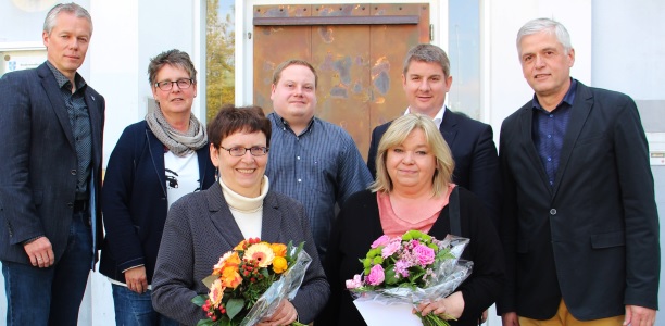 Seit 25 Jahren im Dienste der Stadt Geseke (vorne, v.l.): Evelyn Richter und Ursula Rohde. Es gratulierten (v.l.): Matthias Knoke, Birgit Dobbels, Robin Fleck, Dr. Remco van der Velden und Hermann-Josef Wulf.