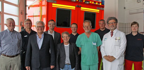 Weihten die neue Nebenstelle der Rettungswache Geseke offiziell ein (v. l.): Kreistagsabgeordneter Hans-Edgar Hans, Vorsitzender des Krankenhausfördervereins Geseke, Sachgebietsleiter Franz-Josef Hemmer, Kreisdirektor Dirk Lönnecke, Abteilungsleiter Frank Günther, Vizebürgermeisterin Susanne Schulte-Döinghaus, Teamleiter Robert Wolff, Chefarzt Dr. Michael Dudszus, Franz-Josef Bursmeier, Chefarzt Dr. Dimitrios Christodoulou, Katrin Kelm.