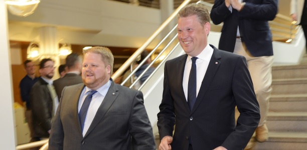 Als strahlende Sieger stießen Heinrich Frieling (l.) und Jörg Blöming zur Wahlergebnispräsentation im Foyer des Kreishauses.