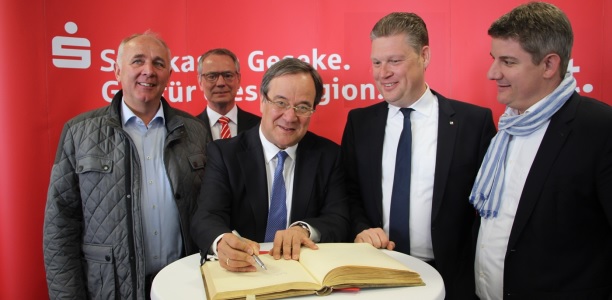 Armin Laschet machte in der vergangenen Woche Station in Geseke und trug sich ins Goldene Buch der Stadt Geseke ein.