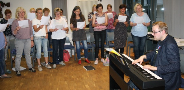 Der Chor, der immer mittwochs ab 20.00 Uhr im Pfarrheim St. Petri übt, bereitet sich intensiv auf den Auftritt vor.