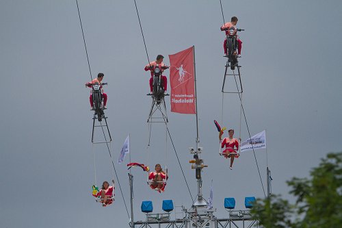 Sensationelle Hochseilshow über den Dächern von Geseke. Foto: Laame