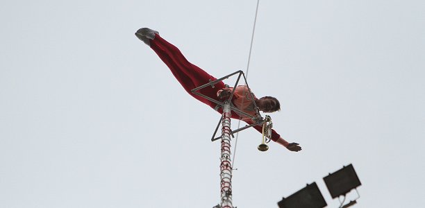 Alexander Weisheit spielt auf einen 62 Meter hohen Mast Trompete. Foto: Laame