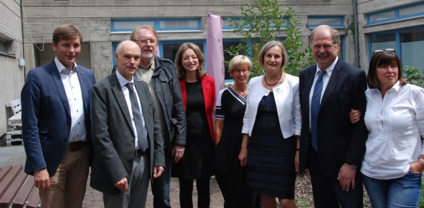Ulrich Ledwinka (1.v.l.) verabschiedete sieben Kolleginnen und Kollegen -Prägten mehrere Schülergenerationen am Antonianum: v.l. Günter Tegethoff, Hans Kämper, Bettina Jacobi-Bradic, Christa Uesbeck, Brigitte Schetschok, Erwin Nillies, Hannah Cramer.