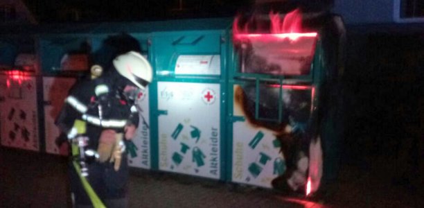 Brennender Altkleidercontainer: Foto: Feuerwehr Geseke