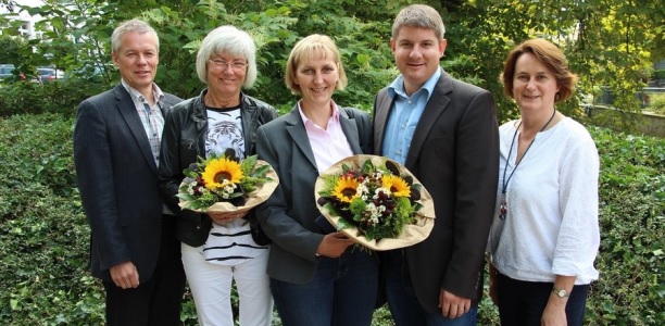 v.l. Bürgermeister Dr. Remco van der Velden (2.v.r.) bedankte sich gemeinsam mit seinen Kollegen Sigrid Hesse (r.) und Matthias Knoke (l.) bei Ruth Spölgen (m) für ihr Engagement für die Schule und wünschte gleichzeitig Heidi Weltermann (2.v.l.) viel Erfolg bei ihrer neuen Aufgabe.
