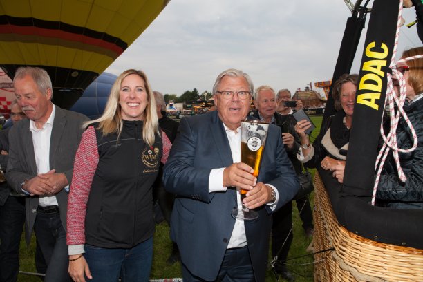 Taufpate Bernhard P. Jühe wünschte dem Ballon mit der neuen ADAC-Ballonhülle und dem bürgerlichen Taufnamen „NRW Wolkenmobil“ immer eine Handbreit Luft unter dem Korb.