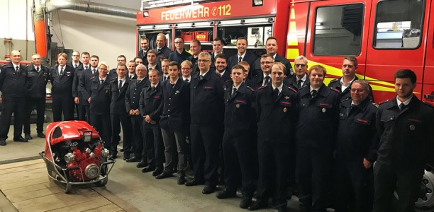 29 Brandschützer aus neun Feuerwehren qualifizierten sich in Oestinghausen zu Maschinisten. Sie nahmen teil am bereits zum 94. Mal auf Kreisebene stattfindenden Lehrgang und bestanden die Prüfung. Foto: Marc Schlunz