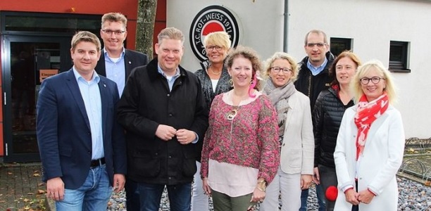 Begrüßten die Staatssekretärin Andrea Milz (M.) auf der Anlage des TC Rot-Weiß in Geseke (v.l.): Bürgermeister Dr. Remco van der Velden, Reiner Schenck (2. Vorsitzender TC Rot-Weiß Geseke), CDU-Landtagsmitglied Jörg Blöming, Christiane Korn (Kassiererin TC Rot-Weiß Geseke), Ortsvorsteherin Maria-Luise Hans, CDU-Fraktionsvorsitzender Thomas Kersting, Iris Dröge (Jugendwartin TC Rot-Weiß Geseke) und Birgit Wapelhorst (Mitarbeiterin des CDU-Landtagsbüros).