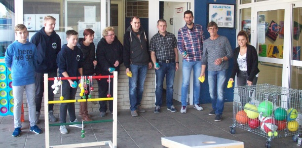 Dank der Initiative des Sport- und Mathematiklehrers Daniel Lieneke (3.v.r.) wurde für Schülerinnen und Schüler der Sekundarschule ein umfangreiches Mittagssport-Angebot aufgestellt.