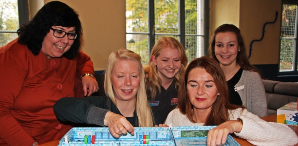 Freuen sich auf die Spieleausstellung des JUZ am 18. und 19. November (v.l.): Rita Lemke (Stadt Geseke), Dorothee Schrader (JUZ), Angelika Kamke (SB Center), Swetlana Ritter (JUZ) und Anna-Lena Lappe (Sparkasse).