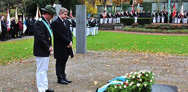 In seiner Ansprache zum Volkstrauertag berichtete Gesekes Bürgermeister Dr. Remco van der Velden (r.) darüber, wie die Lage derer war, die vor 75 Jahren, inmitten der Wirren des Zweiten Weltkriegs, in Geseke lebten.