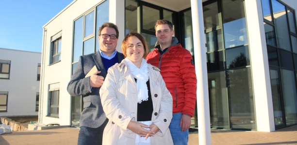 v.l. Michael Gubitz (Seniorat-Geschäftsführer), Susanne Luckey (Einrichtungsleiterin), Philipp Niggemeier (Architekt und Geschäftsführer des Architektenbüros Accent aus Salzkotten)