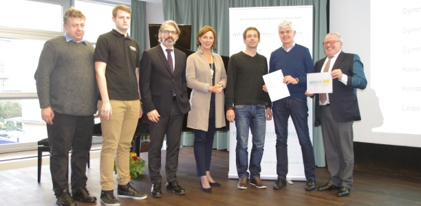 freuen sich neben der Bestätigung des MINT-EC-Status' auch über die Auszeichnung des Antonianum als DIgitale Schule: Marius Galuschka, Christiani; Markus Fleige, WRO; Thomas Michel, DLGI; Ministerin Yvonne Gebauer; Ronald Kruse, MINT-Koordinator Gymnasium Antonianum; Klaus Reiher, Gymnasium Antonianum; Thomas Sattelberger, MINT Zukunft schaffen.