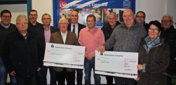 Festwochen-Organisator Pascal Rückert (l.) überreichte gemeinsam mit Vertretern der Schützenbruderschaften und -vereine aus dem Geseker Stadtgebiet je 1.750 Euro an Franz Holtgrewe (5.v.l., Hospiz-Bewegung Geseke) sowie Willi Pieper (4.v.r., Geseker Tafel) und Christa Tillmann (2.v.r., Geseker Tafel).