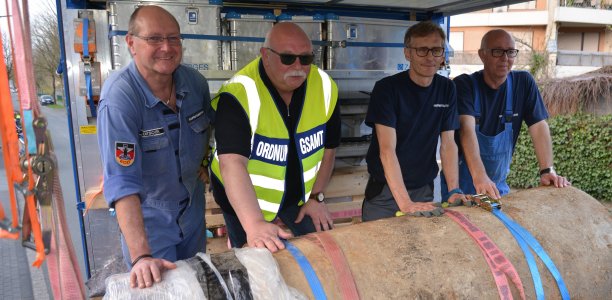 Die Entschärfung ist geglückt: (v. l.) Rainer Woitschek (Kampfmittelbeseitigungsdienst), Ordnungsamtsleiter Udo Olschewski, Karl-Heinz Clemens und Gerd Mathee (beide Kampfmittelbeseitigungsdienst) nehmen die Bombe in Augenschein. Foto: Jens Reinhardt