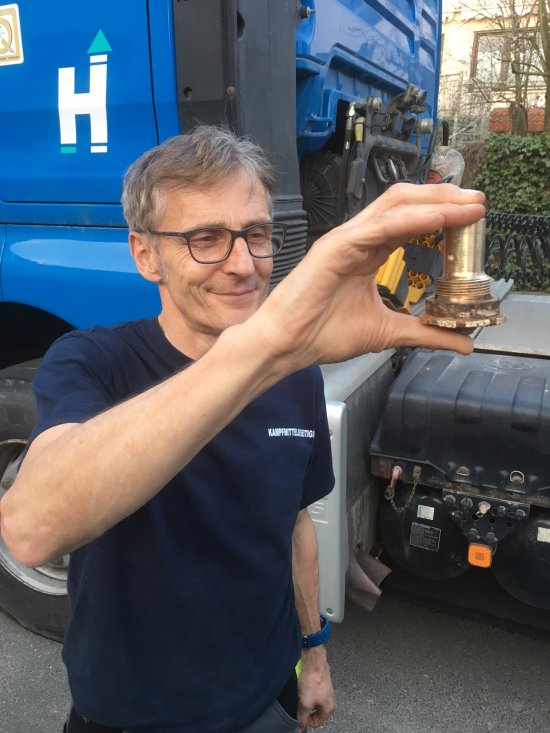 Mit einem der drei Zünder: Karl-Heinz Clemens vom Kampfmittelbeseitigungsdienst. Foto: Jens Reinhardt