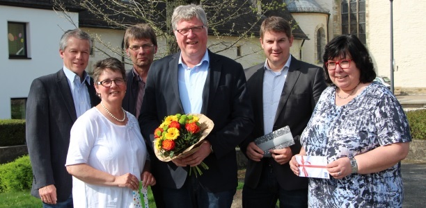 Dankeschön und alles Gute für die Zukunft: Bürgermeister Dr. Remco van der Velden verabschiedete gemeinsam mit Matthias Knoke (Fachbereichsleiter), Ludger Lehmenkühler (Leiter des Bauhofes), Birgit Dobbels (Gleichstellungsbeauftragte) und Rita Lemke (Personalrat) den Kollegen Franz-Josef Wieseler.