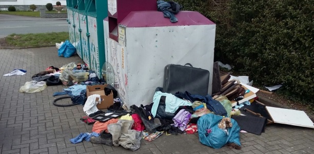 Der Containerstandort an der Lüdischen Straße Ecke Ernst-von-Bayern-Straße. Direkt nachdem der Bauhof den Müll entsorgt hatte, legten Unbekannte am späten Nachmittag oder Abend erneut ihren Unrat ab.