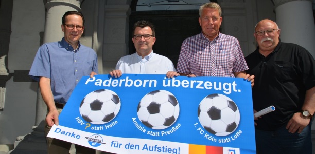 Freuen sich auf die gemeinsame Aufstiegsfeier am 12. Mai: v.l. Jens Reinhardt, Marketingchef der Stadt Paderborn, Martin Hornberger, Geschäftsführer SC Paderborn 07, Jürgen Lutter, Stadionsprecher und Veranstaltungsmanager SC Paderborn 07, und Udo Olschewski, Leiter des Ordnungsamtes der Stadt Paderborn.