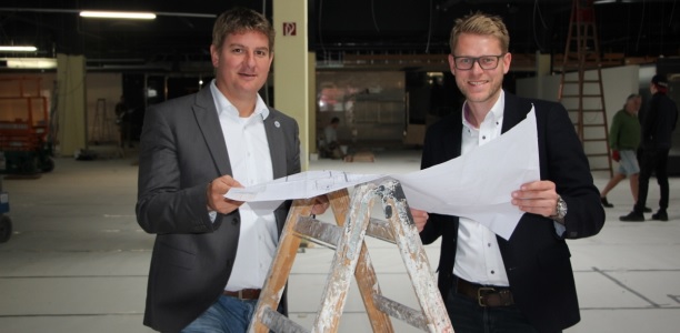 Bürgermeister Dr. Remco van der Velden (l.) überzeugte sich vor Ort vom Baufortschritt und ließ sich von Paul Penner, Inhaber des Marktes „Edeka bei Paul“ den Komplettumbau des Marktes erläutern.