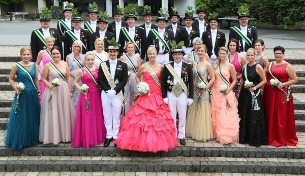 1. Reihe von rechts: Teresa Dröge, Nicole Beklas, Theresa Gärtner, Marina Gärtner, König: Björn Kurze, Königin: Claudia Kurze, Kronkönig: Dennis Vadillo Sanchez, Julia Schaarmann, Jenny Buckler, Kira Starke 2. Reihe von rechts: Luisa Strake, Marion Lehmenkühler, Gabi Gärtner, Sandra Deuschle, Janine König, Angelika Hostmann, Manuela Flick 3. Reihe von rechts: Marco Dröge, Santiago Vadillo Sanchez, Kevin Grote, Karl Gärtner, Kalle Mimberg, Frank Beklas, Rainer Hostmann 4. Reige von rechts: Matthias Buckler, Michael Menke, Torsten Lehmenkühler, Tobias Schnieder, Bernd Flick Königsadjutant: Niklas Rullmann Es fehlen Anika Kaup, Kevin Kaup, Michael König. Foto: L. Sauerland