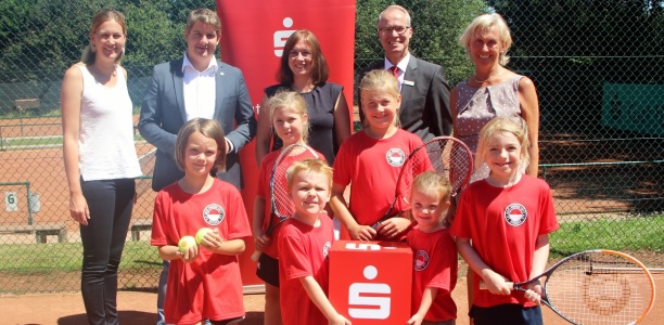 Gemeinsam mit Maja, Olivia, Jana, Annika, Lena und Hendrik freuen sich (v.l.) Jugendwartin Alexandra Cöllen, Bürgermeister Dr. Remco van der Velden, Jugendwartin Iris Dröge, Bernd Marx (Vorstandsmitglied der Sparkasse Geseke) und Ingrid Steinbrecher (1. Vorsitzende TC Rot-Weiß Geseke e.V.) auf denOWL-Sparkassen-Junior Cup in Geseke.