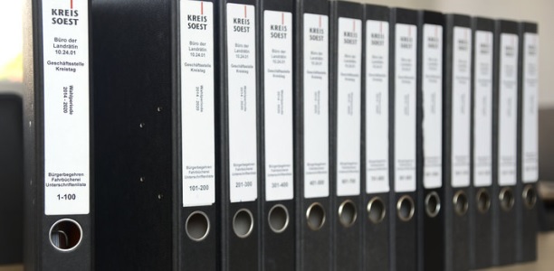 13 Aktenordner füllten die Unterschriftenlisten des Bürgerbegehrens, die zu prüfen waren. Mit der Abwicklung des Bürgerentscheids ist ein noch größerer Aufwand verbunden. Je nach Wahlbeteiligung kann es mehrere Tage dauern, bis das Ergebnis ausgezählt ist.