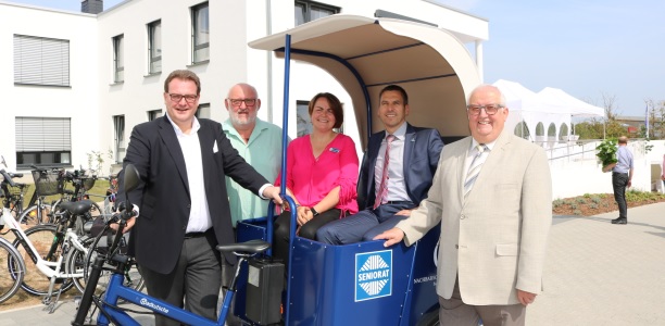 Foto: (v.l.) Seniorat-Geschäftsführer Michael Gubitz, Ortsvorsteher Franz-Josef Borghoff, Einrichtungsleiterin Susanne Luckey, Bürgermeister Burkhard Schwuchow und der stellvertretende Landrat Vinzenz Heggen mit der E-Rikscha des Nachbarschaftshilfevereins Salzkotten.