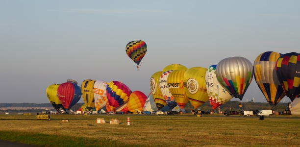 Insgesamt 72 Heißluftballons und ein Luftschiff waren am heutigen Außenstart der 28. Internationalen Montgolfiade am Paderborn-Lippstadt Airport beteiligt. Foto: Paderborn-Lippstadt Airport