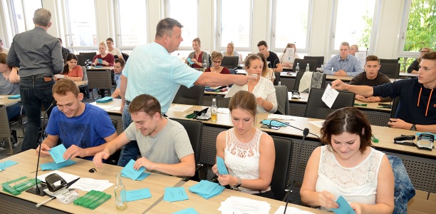 Im Sitzungssaal des Kreishaushauses arbeitete ein bis zu 40-köpfiges Helferteam, um das Ergebnis des Bürgerentscheids auszuzählen. Foto: Wilhelm Müschenborn/ Kreis Soest