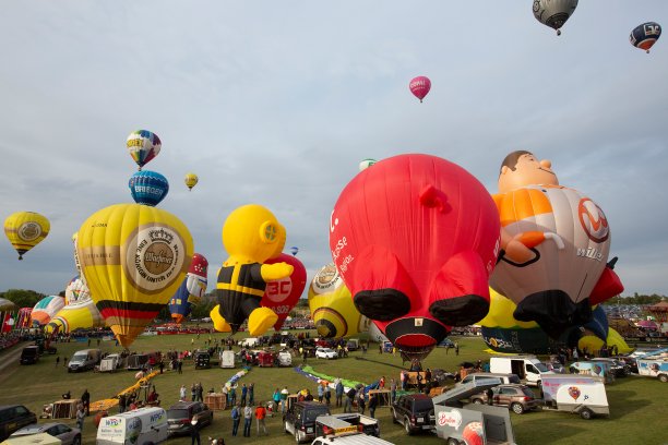 Zum Finale der 28. Warsteiner Internationalen Montgolfiade hoben noch einmal 127 Heißluftballone vom Festival-Gelände in Richtung Kallenhardt ab.