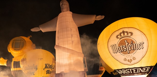 Das Night-Glow zur Halbzeit der 28. Warsteiner Internationalen Montgolfiade wurde durch seine vielen Sonderformen in der ersten Reihe zum vorläufigen Höhepunkt der diesjährigen Ballonfiesta.