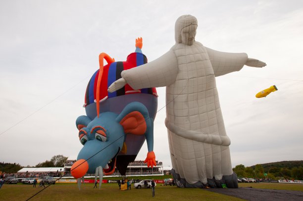 Nach dem letzten Massenstart bei der 28. Warsteiner Internationalen Montgolfiade gaben sich die Sonderformen „Cristo Redentor“ und „Rat Cheese“ noch einmal die Ehre.