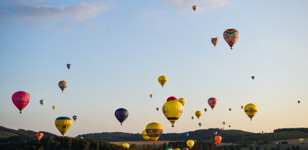 „Glück ab und Gut Land“ hieß es am ersten Montgolfiade-Samstag für insgesamt 228 Heißluftballone, die Richtung Ruhrtal gen Himmel stiegen.