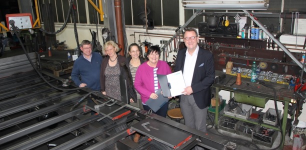 Sie werden die Kooperationsvereinbarung mit Leben füllen: Hubert Funke (l.), Simone Brake (m.) und Susanne Bahry (2.v.r) von der Sekundarschule Geseke und Cordula (2.v.l.) und Joachim Wenzel (r.) von der Firma Blomenröhr Fahrzeugbau.