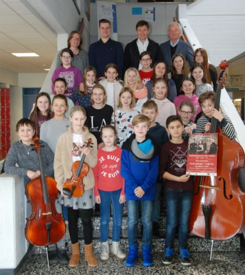 Die Klasse 5b des Gymnasiums Geseke freut sich schon auf das diesjährige Klavierkonzert, um auch endlich musikalische Klassikluft schnuppern zu können. Dank gilt dem Verein K&K, im Bild hinten links die stellvertredende Vorsitzende des K&K, Anja Schwarzer,hinten rechts der Vorsitzende des K&K Peter Plnka, außerdem wird das Projekt unterstützt von der Fachschaft Musik des Antonianum, hier von links in der hinteren Reihe Stefan Hecker und Schulleiter Ulrich Ledwinka.