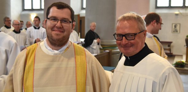 Als Element der Weiheliturgie bekleidet der jeweilige Heimatpfarrer den neugeweihten Diakon mit der Stola und der Dalmatik. Hier Diakon Thorsten Hasse und Pfarrer Rainer Stahlhacke (Geseke).