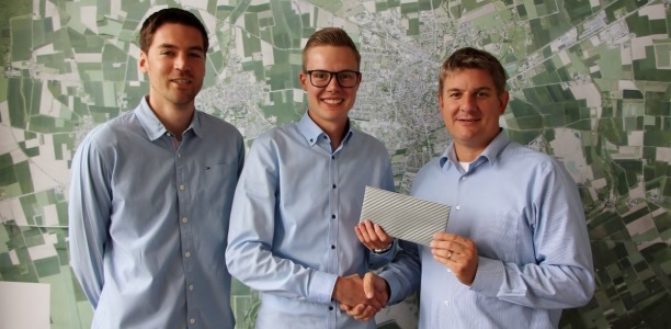 Ausbildungsleiter Patrick Büsse (l.) und Bürgermeister Dr. Remco van der Velden (r.) gratulierten Leon Bläsing (m.) zu der erfolgreich bestandenen Prüfung zum Verwaltungsfachangestellten.