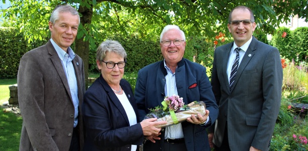 Gratulierten Gesekes Ehrenbürgermeister Franz Holtgrewe (3.v.l.) im Namen von Rat und Verwaltung zum 70. Geburtstag (v.l.): Matthias Knoke, Susanne Schulte Döinghaus und Thomas Kersting.