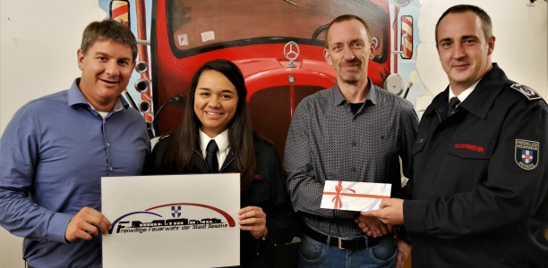 Stolz präsentieren Gesekes Bürgermeister Dr. Remco van der Velden (l.) und Nicole Senger (2.v.l.) das neue Feuerwehr-Logo. Dieses stammt aus der Feder von Jürgen Fromme (3.v.l.). Als Dank für seine Teilnahme am Ideenwettbewerb überreichte Gesekes Feuerwehr-Chef Florian Nagelmeier ein kleines Präsent an den glücklichen Gewinner.