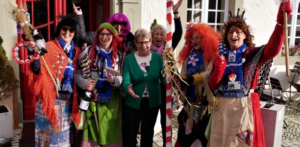Um 11.11 Uhr eröffneten die Geseker Hexen traditionell die fünfte Jahreszeit in der Hellwegstadt. Am Haus Thoholte wurden sie von der stellvertretenden Bürgermeisterin Susanne Schulte Döinghaus und Ortsvorsteherin Maria Luise Hans in Empfang genommen.